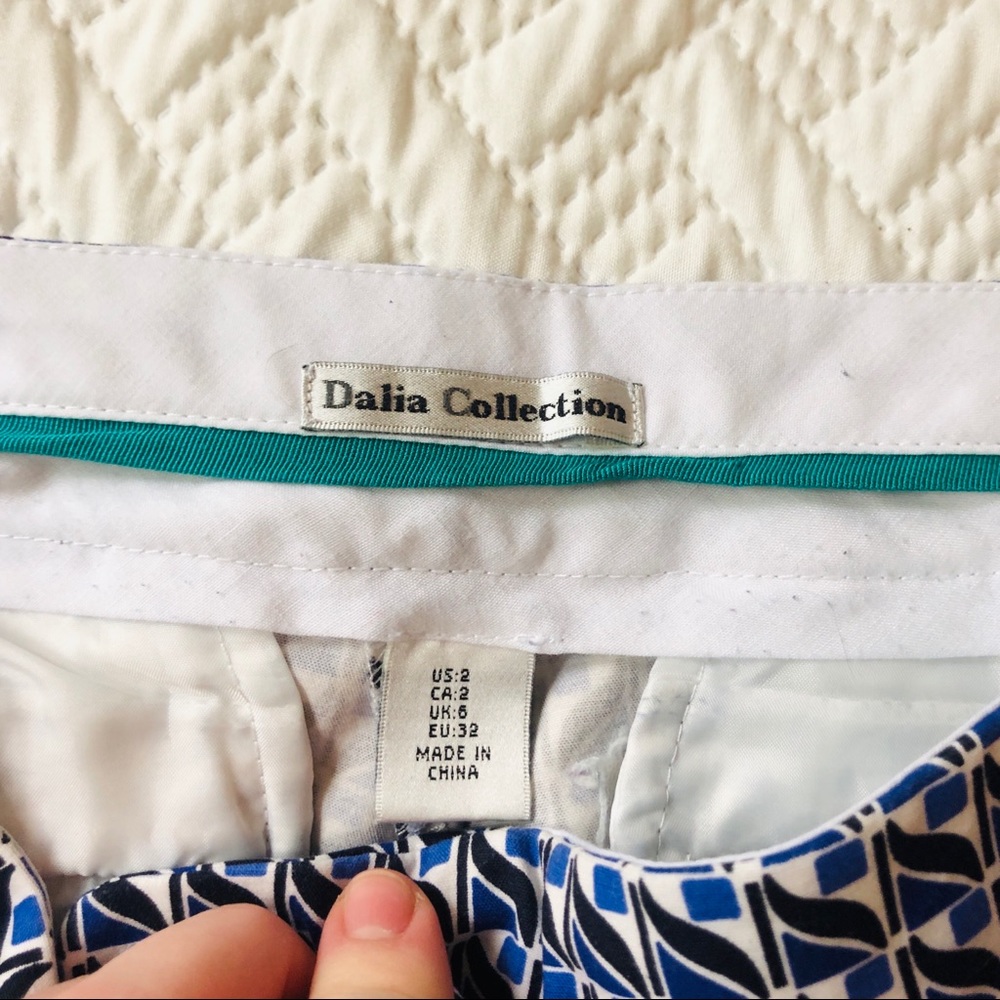 Cropped Geometric Pants - Picture 3 of 3